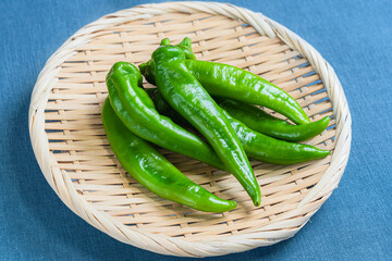 ざるに盛られた万願寺とうがらし