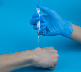 The doctor injects his own platelet-rich plasma into the inflamed elbow joint to relieve pain and inflammation. Plasma therapy, plexuses.