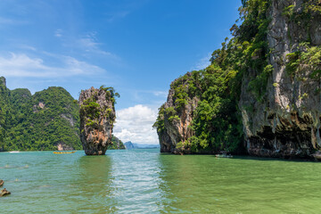 Obraz premium The Stunning and Breath taking Landscape of Limestone Karsts Emerging from Turquoise Waters, Thailand, James Bond Island