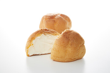 白い背景のシュークリーム