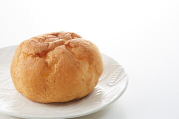 白い背景のシュークリーム