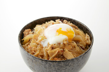 温泉卵乗せの麻婆春雨丼