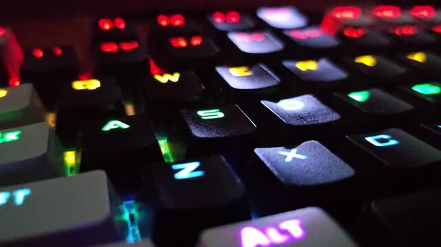 Teclas do computador piscando cores RGB.