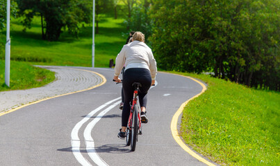 Obraz premium Cyclist ride on the bike path in the city Park