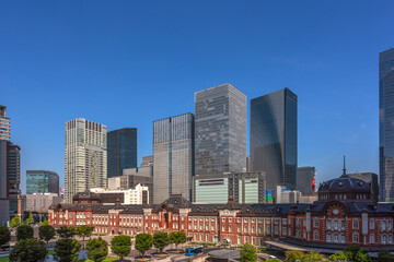 東京駅と高層ビル群