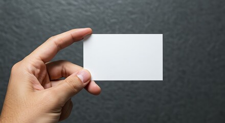 Obraz premium 深みのある灰色背景の手と空白名刺