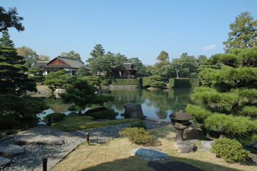 An example of a vast, purely Japanese-style garden / 純和風の広大な日本庭園