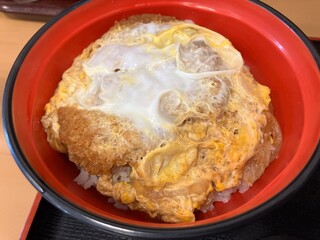 Pork fried with eggs on the rice bowl (Katsudon)