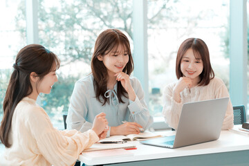 ミーティングをする3人の若い女性