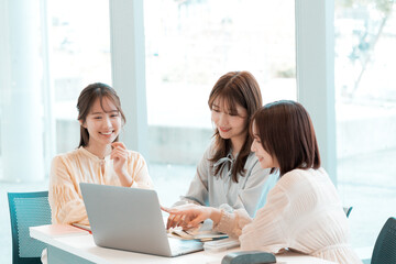 ミーティングをする3人の若い女性