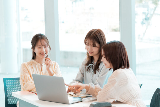ミーティングをする3人の若い女性
