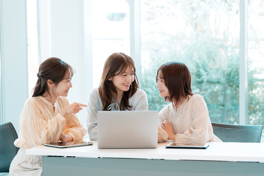 ミーティングをする3人の若い女性