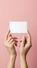 Obraz premium 淡いピンクの背景、優美な手と白カード