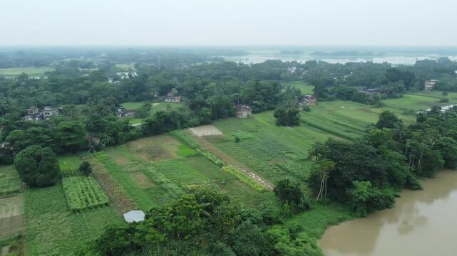 Heavy rains have caused flooding on both banks of the Damodar River in West Bengal.