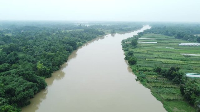Heavy rains have caused flooding on both banks of the Damodar River in West Bengal.