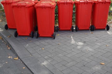 Rote Mülltonnen