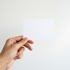 Fototapeta premium 白い背景の手とメモ：シンプルな静寂