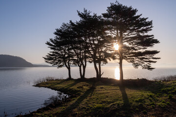 Obraz premium Lake Inawashiro and forest at dawn