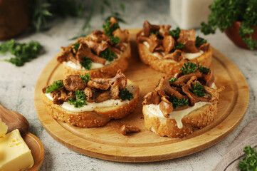 Svamptoast sandwich - a traditional dish of Sweden, open sandwiches with chanterelle mushrooms	