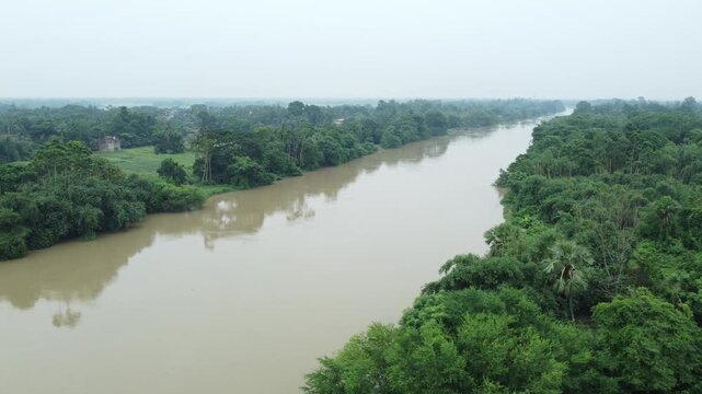 Heavy rains have caused flooding on both banks of the Damodar River in West Bengal.