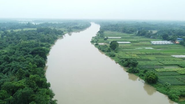 Heavy rains have caused flooding on both banks of the Damodar River in West Bengal.