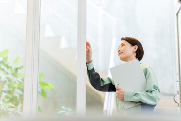 作業着を着ている日本人女性。