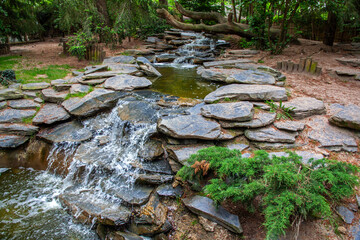 D&eacute;coration dans un parc avec un ruisseau et un enrochement