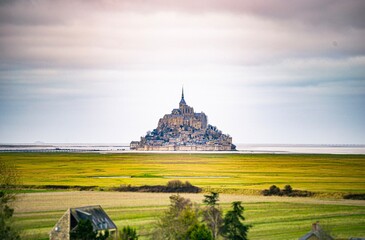 Le Mont Saint-Michel et les marais qui l'entourent, entre la Bretagne et la Normandie