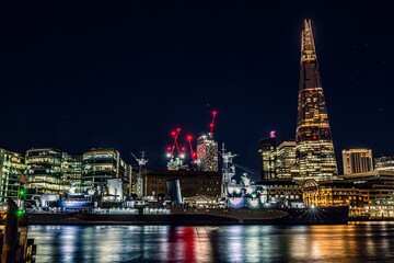 Naklejka premium The Shard, plus grande tour de Londres / London (UK), Grande-Bretagne, photo de nuit sur la Tamise