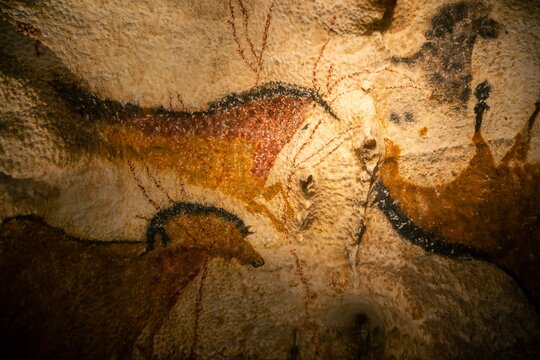 Peinture rupestre pr&eacute;historique dans la grotte de Lascaux