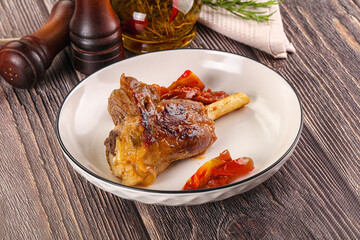 Baked lamb shank with vegetables
