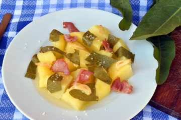Stew made with sorrel (Rumex spp.), potato, ham and garlic