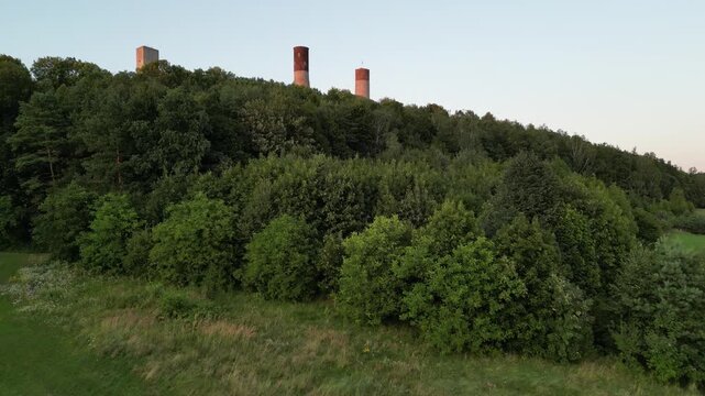 Zamek Chęciny - Kielce - Polska - zamek kr&oacute;lewski podczas pięknego zachodu słońca nagrany dronem.