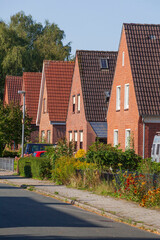 Wohngebäude, Einfamilienhäuser aus Backstein im Grünen, Leer, Ostfriesland, Niedersachsen,...