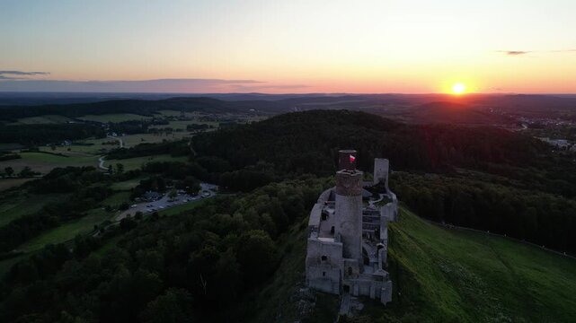 Zamek Chęciny - Kielce - Polska - zamek kr&oacute;lewski podczas pięknego zachodu słońca nagrany dronem.