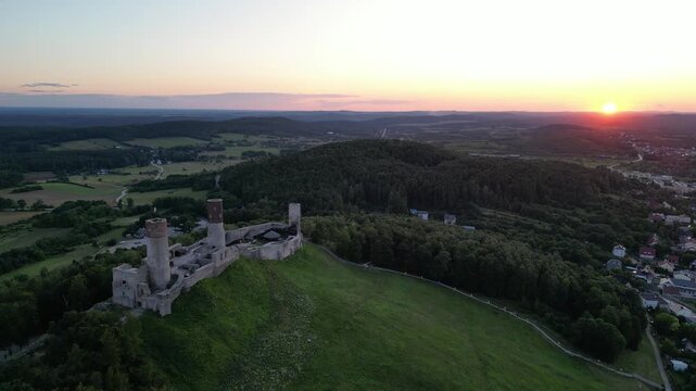 Zamek Chęciny - Kielce - Polska - zamek kr&oacute;lewski podczas pięknego zachodu słońca nagrany dronem.
