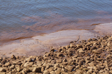 Steine an einer Uferböschung an einem Fluss, Deutschald