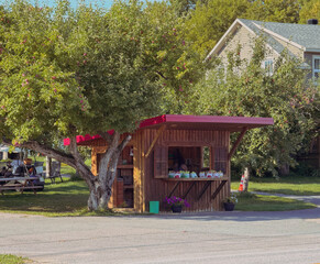 Un kiosque extérieur vendant des pommes au Québec.