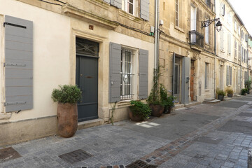 Rues et façades de maisons dans la vieille ville de Arles dans le midi de la France