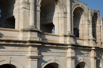 Extérieur des arènes d'Arles au soleil