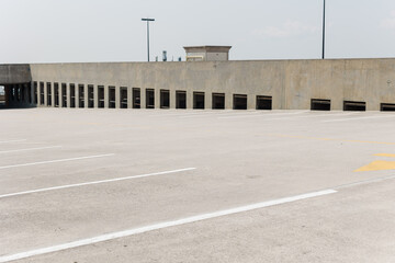 Obraz premium Open rooftop parking deck with empty spaces.