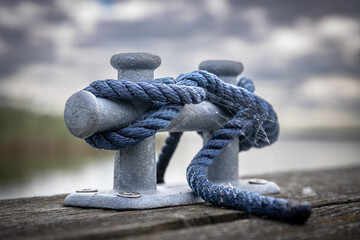 Verankerung am Hafen mit Seil.