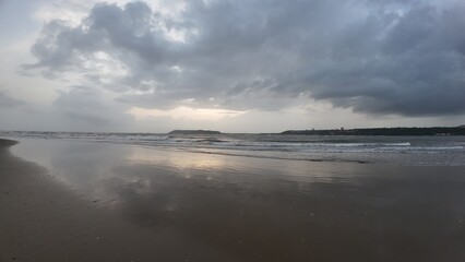 Obraz premium Serene Seascape with Dramatic Cloud Formation over Water