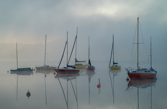 Segelboote im Dunst