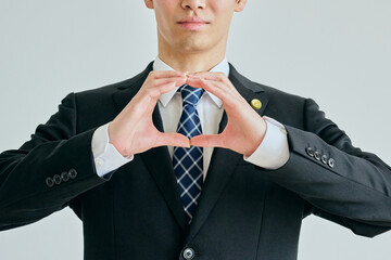 マル印のポーズをする若い弁護士