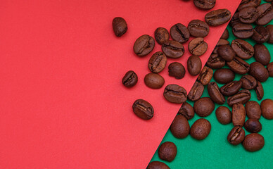 Roasted coffee beans scattered on red and green paper background. The contrast of brown beans with festive colors creates a vibrant and cozy image, evoking aroma, warmth and the culture of coffee.
