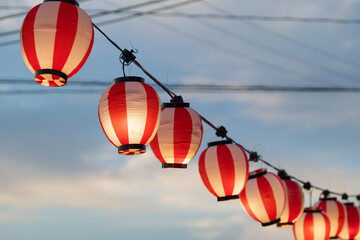 夏祭りの夜に並ぶ提灯