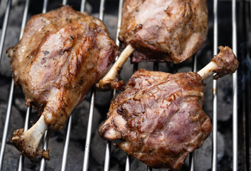 Pig Wing vom Holzkohlegrill mit Caesars Salad