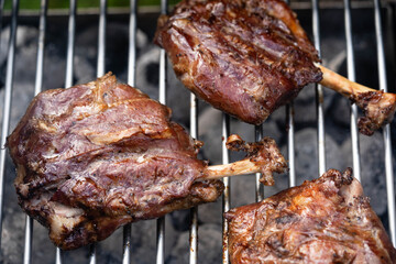 Pig Wing vom Holzkohlegrill mit Caesars Salad