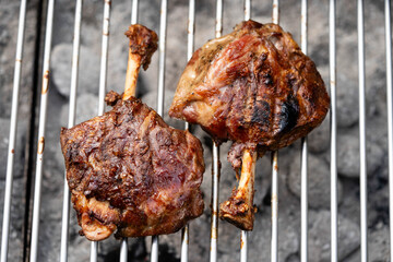 Pig Wing vom Holzkohlegrill mit Caesars Salad